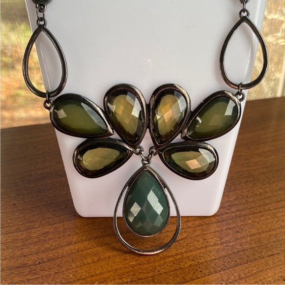 Gun Metal Green and Black Faceted Glass Necklace - Picture 2 of 9